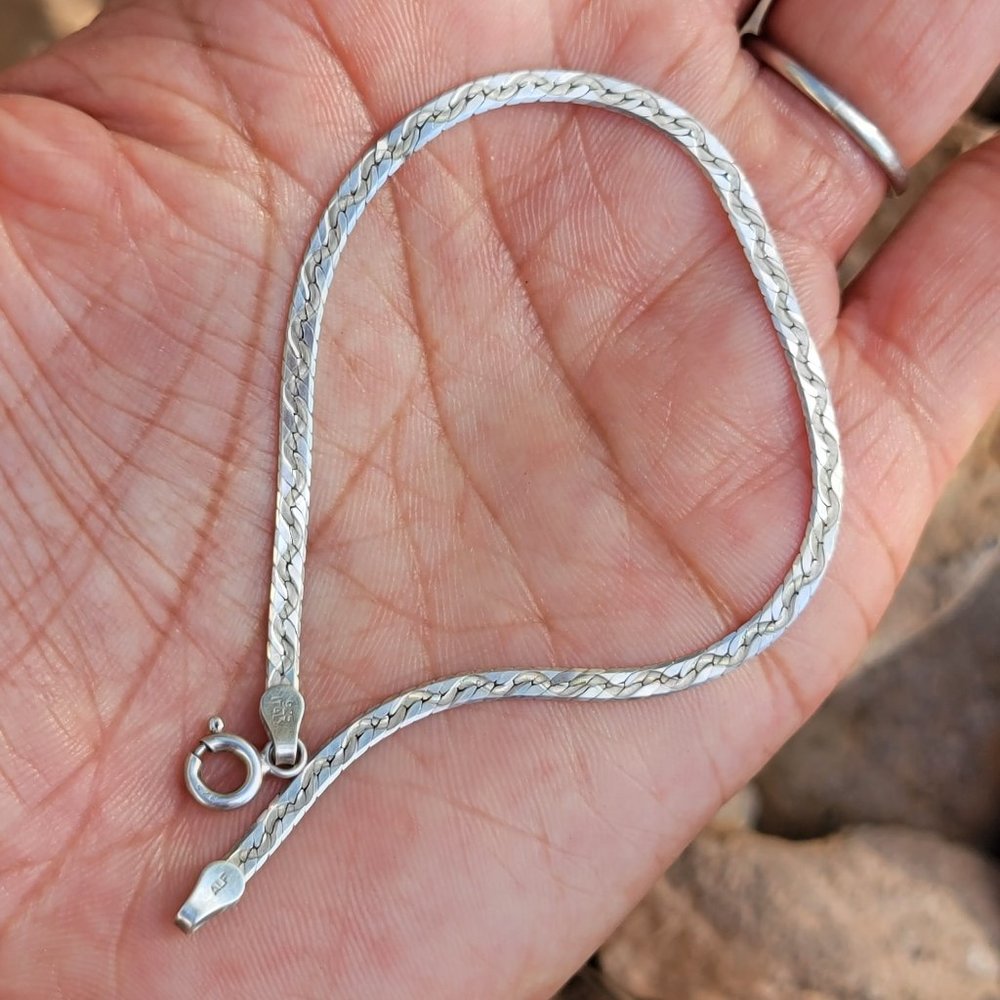 Fine and classy 925 sterling silver squiggle line herringbone chain bracelet